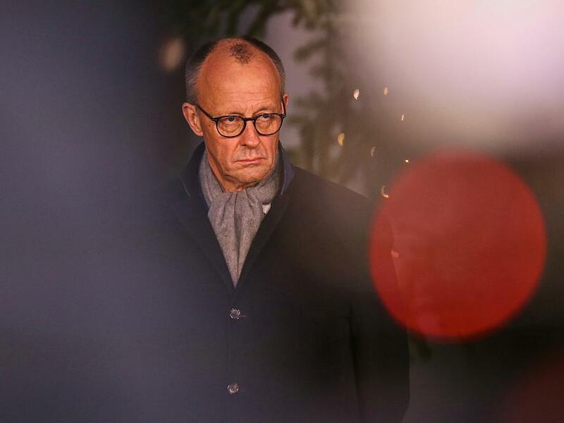 Friedrich Merz vor einem Weihnachtsbaum (Archiv) - Foto: über dts Nachrichtenagentur