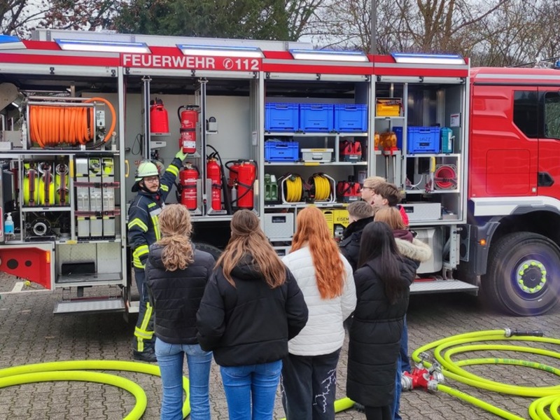 FW Beverungen: Praxisnaher Chemieunterricht bei der Feuerwehr Beverungen / Gymnasium Beverungen besucht das Feuerwehrgerätehaus - Foto: presseportal.de