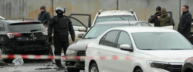 Unter dem Wagen soll eine Haftmine explodiert sein. - Foto: Uncredited/AP/dpa