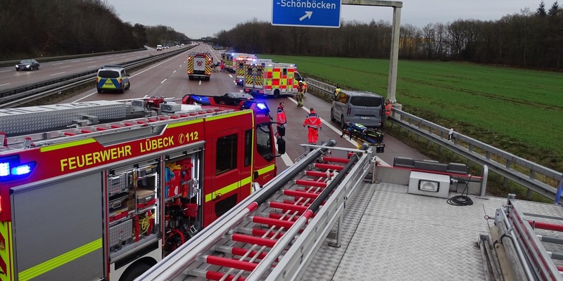 POL-HL: Verkehrsunfall auf der Bundesautobahn 1 - Fünf beteiligte Fahrzeuge und drei Verletzte - Foto: presseportal.de