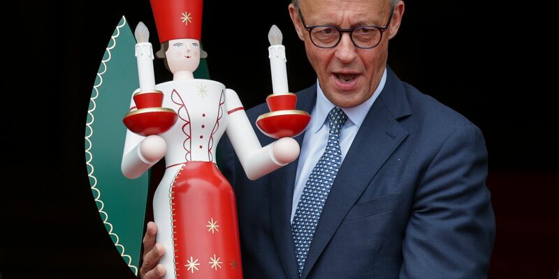 Kanzler Friedrich Merz (CDU) feiert mit Gattin, Kindern und Enkelkindern ganz traditionell Weihnachten. (Archivbild) - Foto: Jan Woitas/dpa