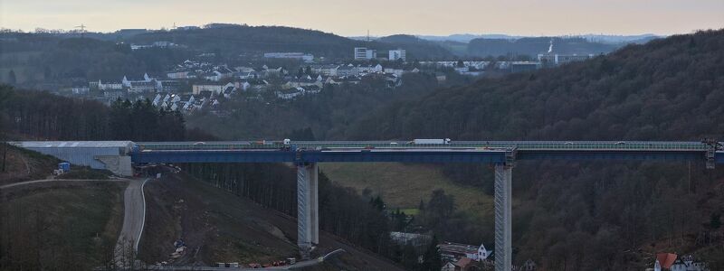 Nach vier Jahren rollt der Verkehr auf der Rahmedetalbrücke wieder. - Foto: Sascha Thelen/dpa