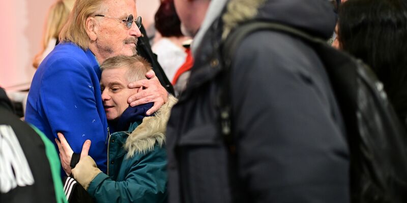 Geschenke gibt es bei der Feier auch - bei Bedarf auch Futter für Tiere. - Foto: Sebastian Christoph Gollnow/dpa