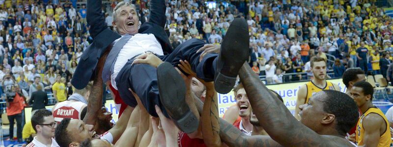 Erinnerungen an erfolgreiche Zeiten: Svetislav Pesic feierte mit den Bayern 2014 die Meisterschaft. - Foto: Rainer Jensen/dpa