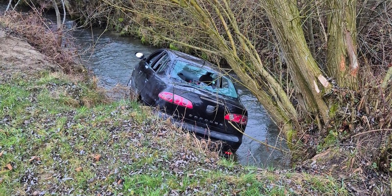 FW Stockach: PKW in Bach - Foto: presseportal.de