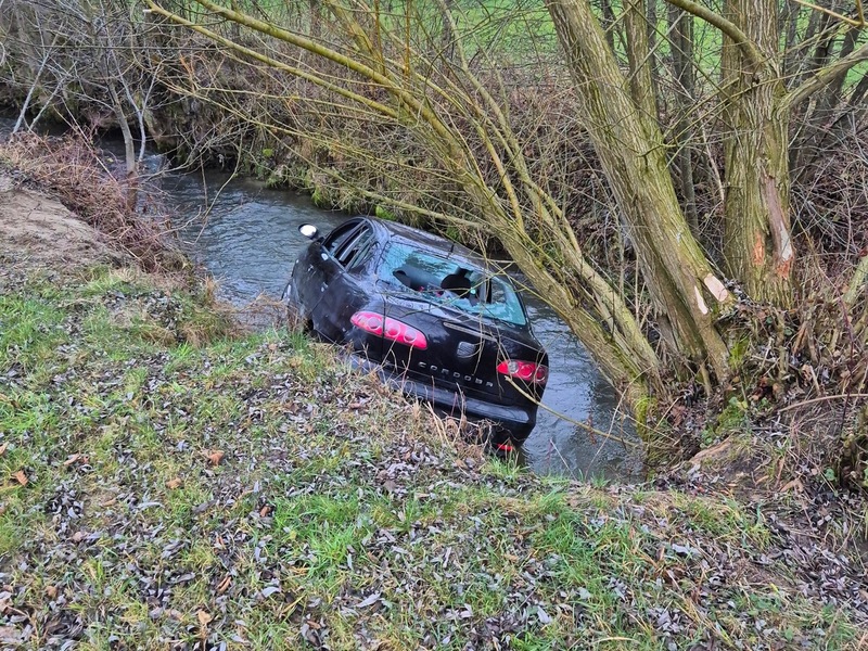 FW Stockach: PKW in Bach - Foto: presseportal.de