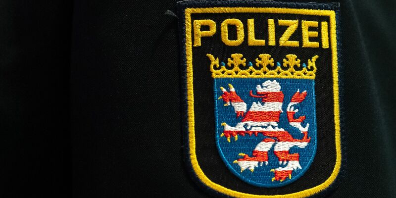 In Gießen fuhr ein Auto in eine Bushaltestelle und verletzte mehrere Menschen. (Symbolbild) - Foto: Silas Stein/dpa