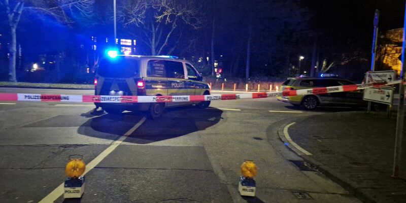 Ein Auto soll in eine Bushaltestelle gefahren sein, vier Menschen werden laut Polizei verletzt. Die Polizei sucht nun nach Bildern und Videos von Zeugen. - Foto: Carolin Eckenfels/dpa