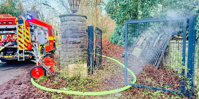 FW Ratingen: Brand in leerstehendem Gebäude in Ratingen-Hösel / Feuerwehr Ratingen mehrere Stunden im Einsatz - Foto: presseportal.de