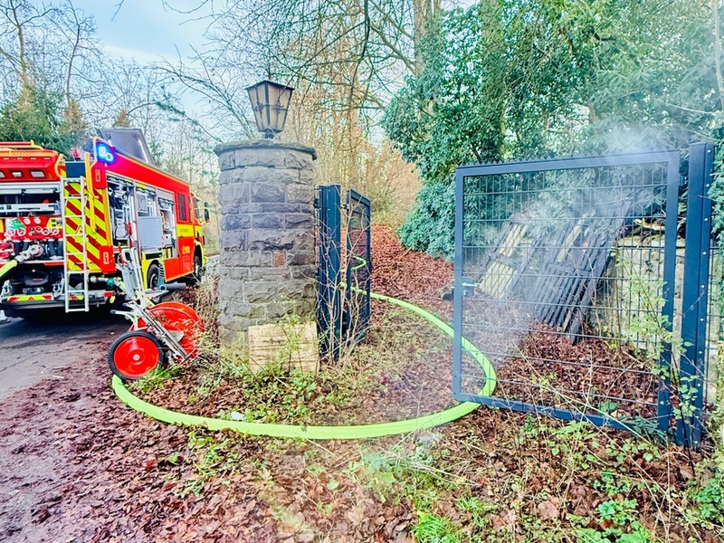 FW Ratingen: Brand in leerstehendem Gebäude in Ratingen-Hösel / Feuerwehr Ratingen mehrere Stunden im Einsatz - Foto: presseportal.de