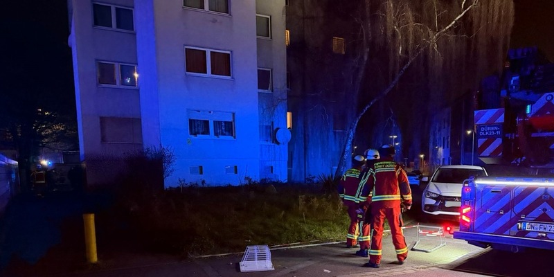 FW Düren: Zimmerbrand mit vermisster Person - Feuerwehr Düren im Einsatz - Foto: presseportal.de