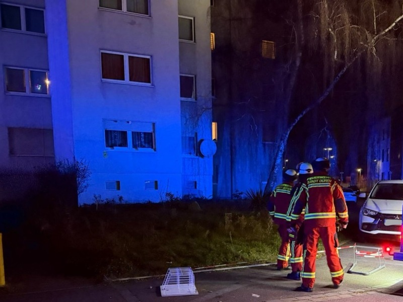 FW Düren: Zimmerbrand mit vermisster Person - Feuerwehr Düren im Einsatz - Foto: presseportal.de