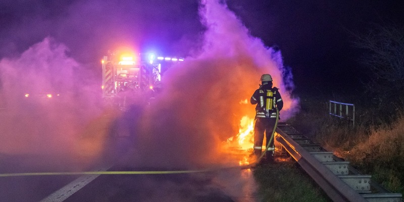 FW Porta Westfalica: 23.12.2025 - A2 Porta Westfalica: PKW in Vollbrand - Foto: presseportal.de