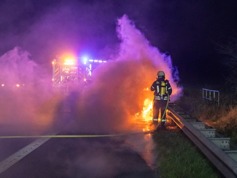 FW Porta Westfalica: 23.12.2025 - A2 Porta Westfalica: PKW in Vollbrand - Foto: presseportal.de