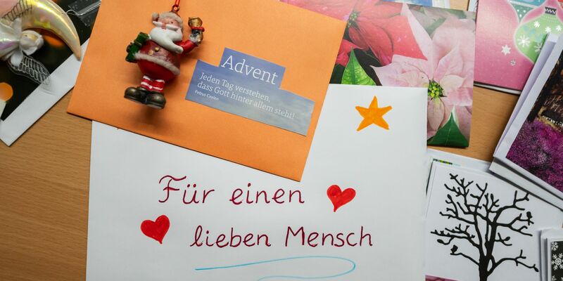 Immer eine gute Idee: Sich ein bisschen um einsame Nachbarn oder Bekannte kümmern. (Symbolbild) - Foto: Philipp Schulze/dpa