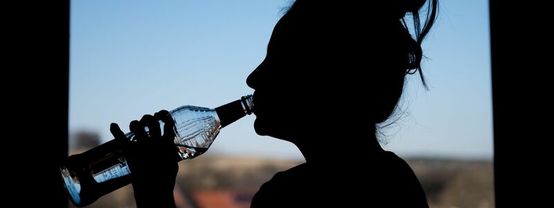 Frauen gehören zu jenen Gruppen, die eher mehr statt weniger trinken. - Foto: Silas Stein/dpa