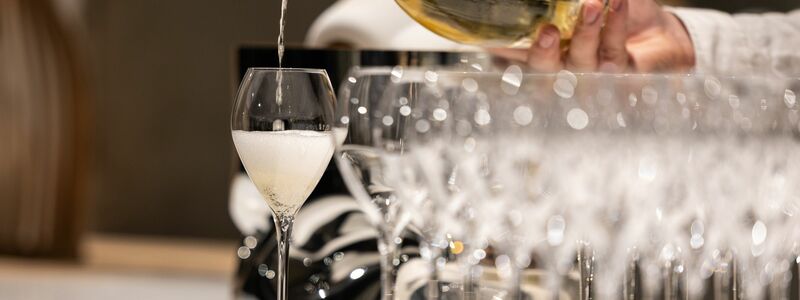 An den Feiertagen besonders präsent: alles, womit sich anstoßen lässt. - Foto: Hannes P Albert/dpa/dpa-tmn