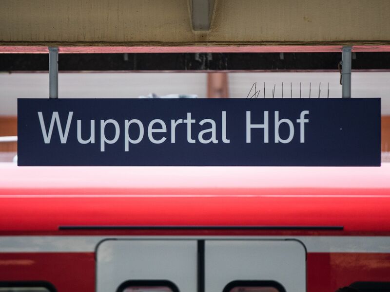 Am Wuppertaler Hauptbahnhof halten während der fünfmonatigen Bauphase überhaupt keine Fernzüge. (Archivbild) - Foto: Marcel Kusch/dpa