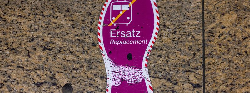 Ersatzbusse sollen teilweise im Zehn-Minuten-Takt fahren - trotzdem werden Reisende deutlich länger unterwegs sein als mit dem Zug. (Archivbild) - Foto: Thomas Banneyer/dpa