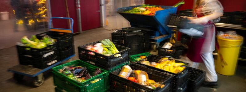 Lebensmittel gesucht, Helfer gesucht: Die Lage bei den Tafeln in Deutschland bleibt angespannt. (Archivbild) - Foto: Sina Schuldt/dpa