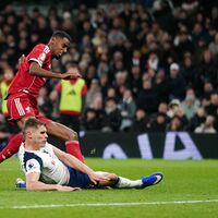 Alexander Isak trifft nach Wirtz-Vorlage - bei der Szene verletzt sich der Stürmer aber auch. - Foto: Harvey Murphy/News Images via ZUMA Press Wire/dpa