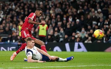 Alexander Isak trifft nach Wirtz-Vorlage - bei der Szene verletzt sich der Stürmer aber auch. - Foto: Harvey Murphy/News Images via ZUMA Press Wire/dpa