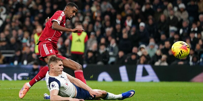 Alexander Isak trifft nach Wirtz-Vorlage - bei der Szene verletzt sich der Stürmer aber auch. - Foto: Harvey Murphy/News Images via ZUMA Press Wire/dpa