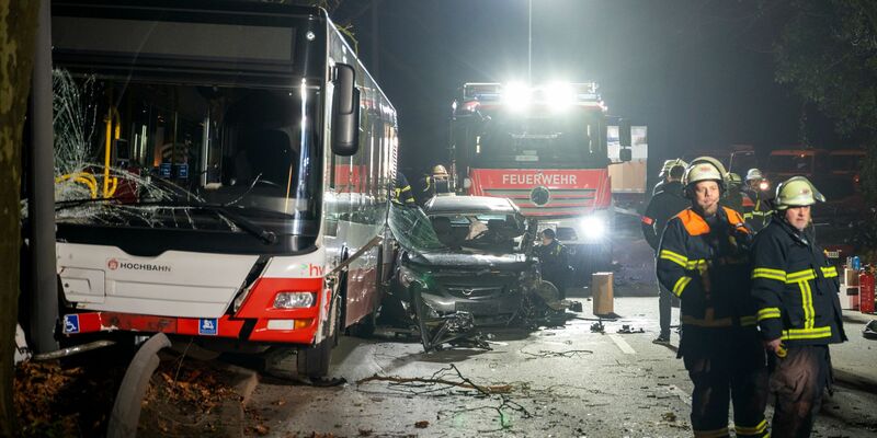 Auf der Flucht geriet der Wagen zwischen einen Linienbus und ein weiteres Fahrzeug und wurde dabei eingeklemmt. - Foto: Rene Schröder/NEWS5/dpa