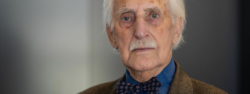 Leon Weintraub hält seine Immatrikulationsbescheinigung und seinen Studentenausweis in der Hand. (Archivbild) - Foto: Swen Pförtner/dpa