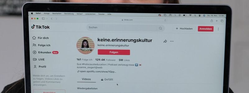 Susanne Siegert, Content Creator, sitzt am Laptop. Die 33-Jährige aus Leipzig informiert auf Tiktok und Instagram über den Holocaust. (Archivbild) - Foto: Sebastian Willnow/dpa