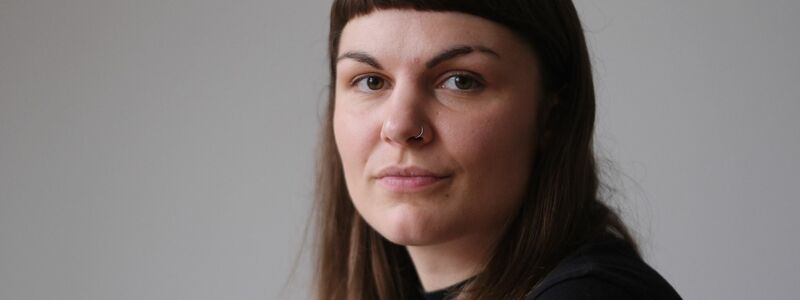 Susanne Siegert, Content Creator, informiert auf Instagram und Tiktok über den Holocaust. (Archivbild) - Foto: Sebastian Willnow/dpa