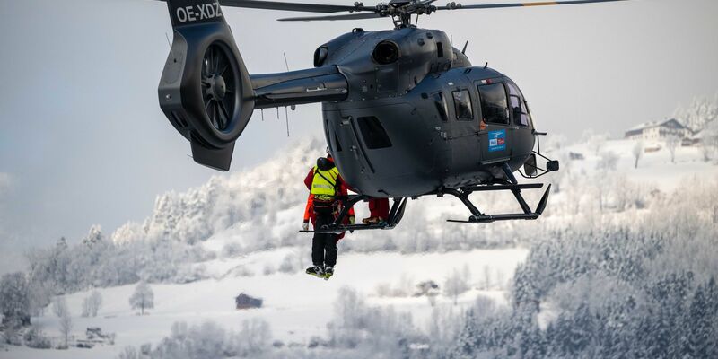 Der Oberbayer wurde nach dem tödlichen Sturz auf der roten Piste von Einsatzkräften geborgen. (Symbolbild) - Foto: Liebl Daniel/Tiroler Tageszeitung/dpa