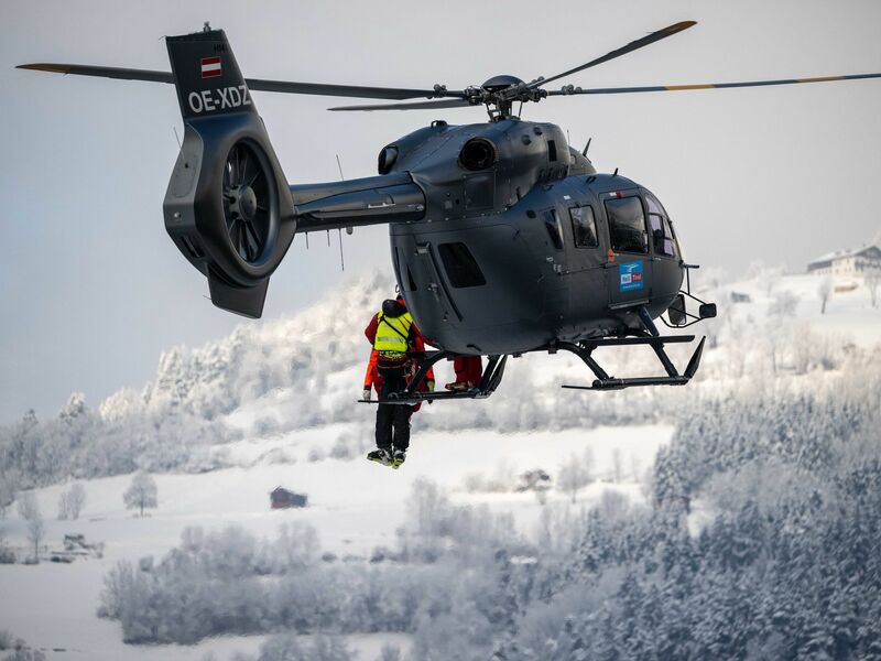 Der Oberbayer wurde nach dem tödlichen Sturz auf der roten Piste von Einsatzkräften geborgen. (Symbolbild) - Foto: Liebl Daniel/Tiroler Tageszeitung/dpa