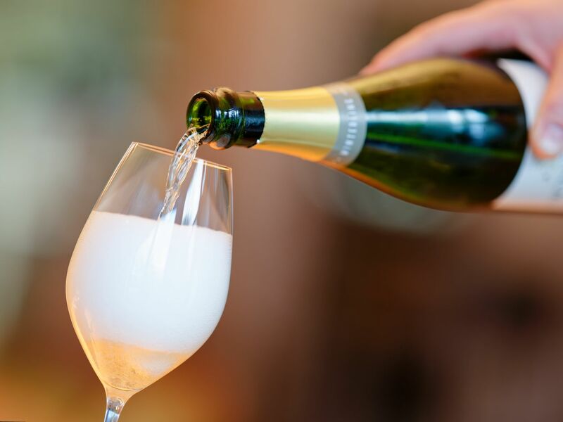 Schaumwein ist beliebt in Deutschland - aber der Absatz geht nach unten. (Symbolbild) - Foto: Uwe Anspach/dpa