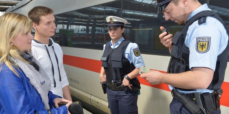 Bundespolizeidirektion München: Kein vorweihnachtlicher Frieden Bundespolizisten nach Steinwürfen tätlich angegriffen - Foto: presseportal.de