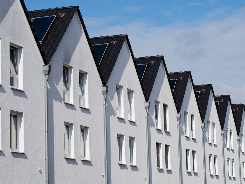 Wohneigentum in Deutschland wird zunehmend teurer. (Symbolbild) - Foto: Julian Stratenschulte/dpa