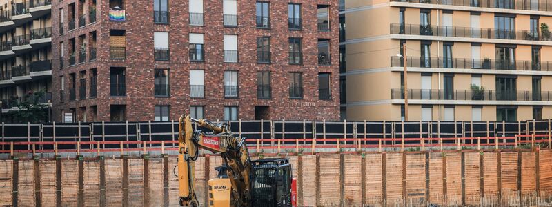 Die Bundesregierung will mit einem «Bau-Turbo» über schnellere Genehmigungen den schleppenden Wohnungsbau voranbringen. (Symbolbild) - Foto: Oliver Berg/dpa