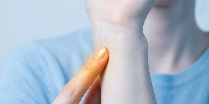 Akupressur-Punkt Lu7: Der Schlüssel gegen den Winter-Nacken - Foto: über boerse-global.de