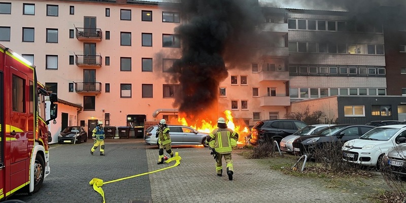FW Bremerhaven: Vier Fahrzeuge in Flammen in der Bremerhavener Innenstadt - Foto: presseportal.de