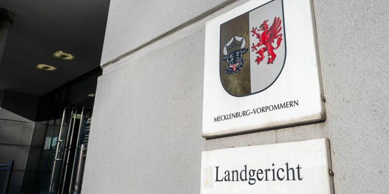 Am Dienstag fiel das Urteil im Totschlagprozess gegen einen 75-Jährigen aus Waren an der Müritz. Er hat seine Ehefrau mit einem Messer getötet. (Archivbild) - Foto: Stefan Sauer/dpa