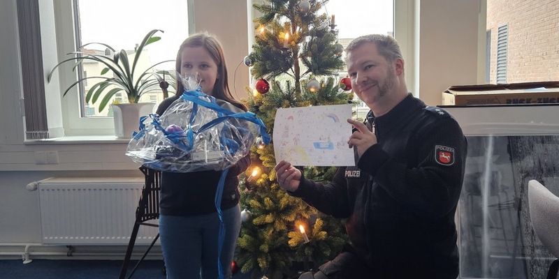 POL-CUX: Preisverleihung zum Malwettbewerb der Polizeiinspektion Cuxhaven zur Weihnachtszeit - Foto: presseportal.de