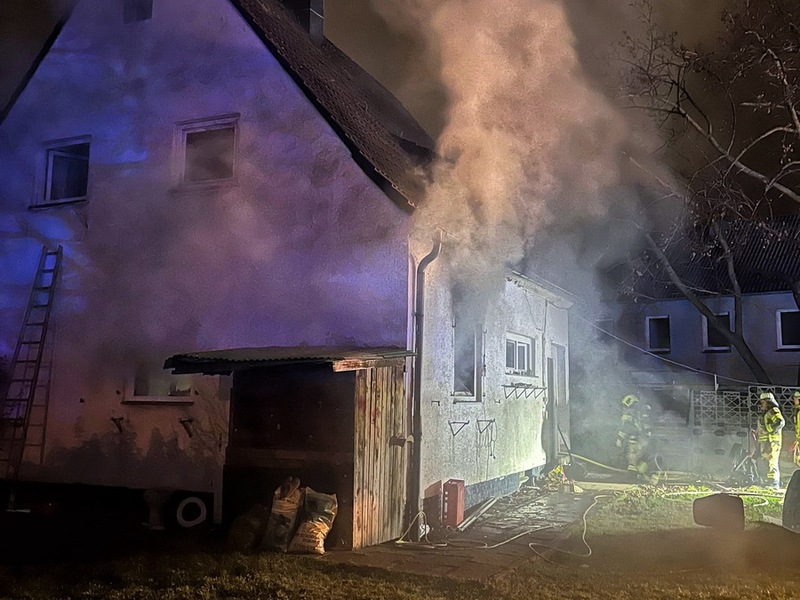 FW-NE: Küchenbrand in Einfamilienhaus | Mehrere Personen betreut - Foto: presseportal.de