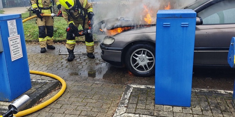 FW-DT: Pkw-Brand in der Leopoldstraße - Opel in Flammen - Foto: presseportal.de
