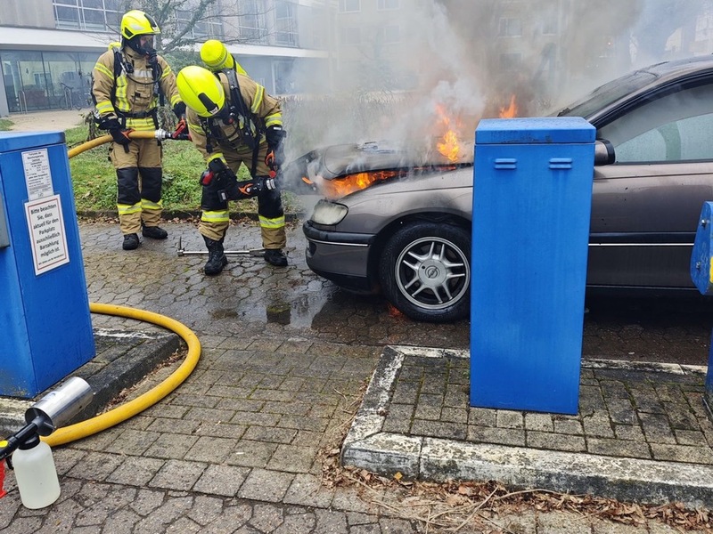 FW-DT: Pkw-Brand in der Leopoldstraße - Opel in Flammen - Foto: presseportal.de