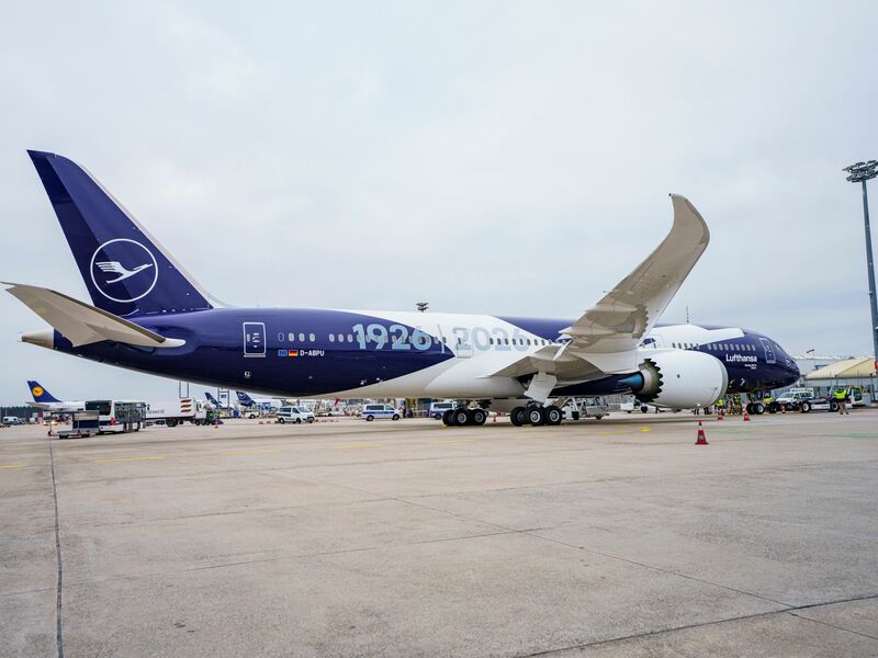 Sechs Flugzeuge will die Lufthansa mit einer Sonderlackierung versehen, die das Kranich-Symbol mit der 100 und den Jahreszahlen 1926 und 2026 verbindet. - Foto: Andreas Arnold/dpa