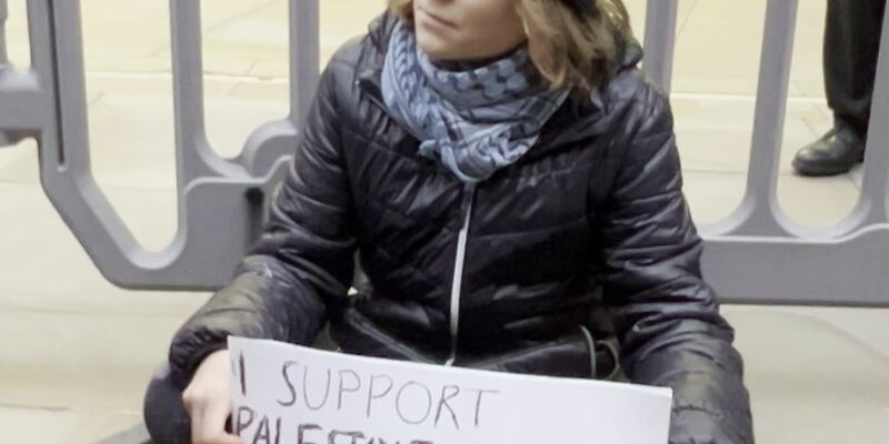 Greta Thunberg zeigt ihre Unterstützung für die propalästinensischen Organisation Palestine Action. - Foto: Handout/Prisoners For Palestine/PA Media/dpa