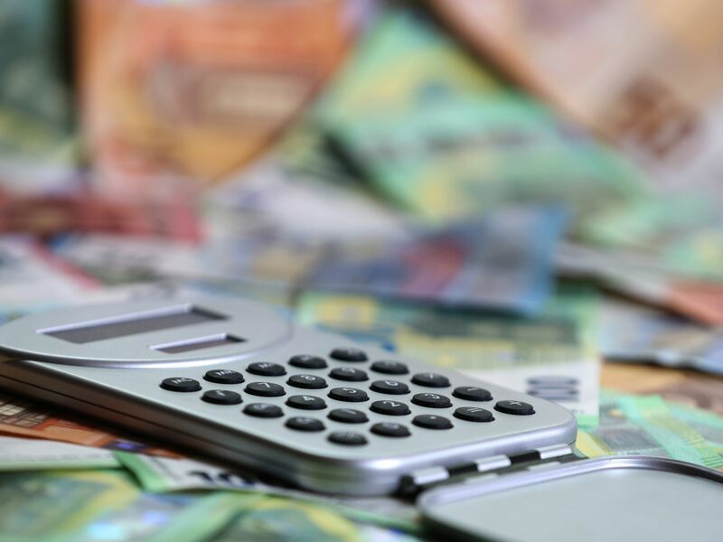 Ein Taschenrechner liegt auf verschiedenen Euro-Banknoten. (Symbolbild) - Foto: Karl-Josef Hildenbrand/dpa