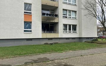 Spuren des Wohnungsbrands an der Fassade.  - Foto: Polizei Mettmann/dpa