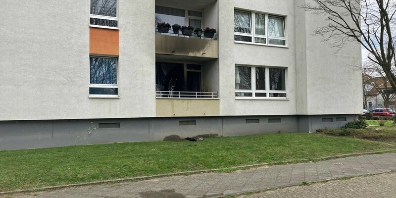Spuren des Wohnungsbrands an der Fassade.  - Foto: Polizei Mettmann/dpa