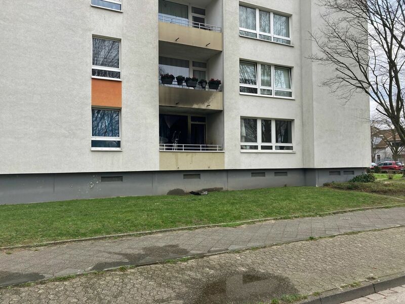 Spuren des Wohnungsbrands an der Fassade.  - Foto: Polizei Mettmann/dpa